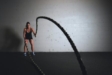 Een persoon die aan het hardlopen is op een loopband.